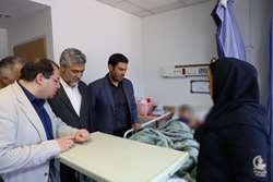 عیادت دبیر و اعضای شورای اطلاع رسانی دولت از مجروحان جنایت رژیم صهیونیستی بستری در بیمارستان سینا