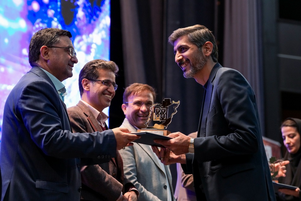 تبریک مدیر بیمارستان سینا به مناسبت انتخاب رئیس حسابداری این مرکز به عنوان مدیر امور مالی نمونه دانشگاه 